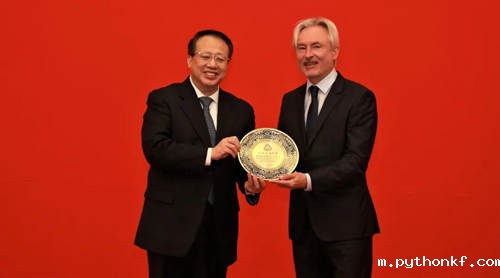 上海市市长龚正向2026年的世界杯·世界杯男主持人(中国)投资有限公司副总裁Francis Liekens先生颁授纪念牌